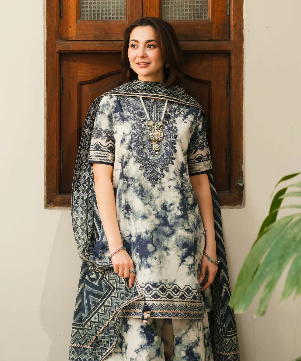 Zenobia 3PC Suit – Elegant & Graceful Embroidered Look ✨