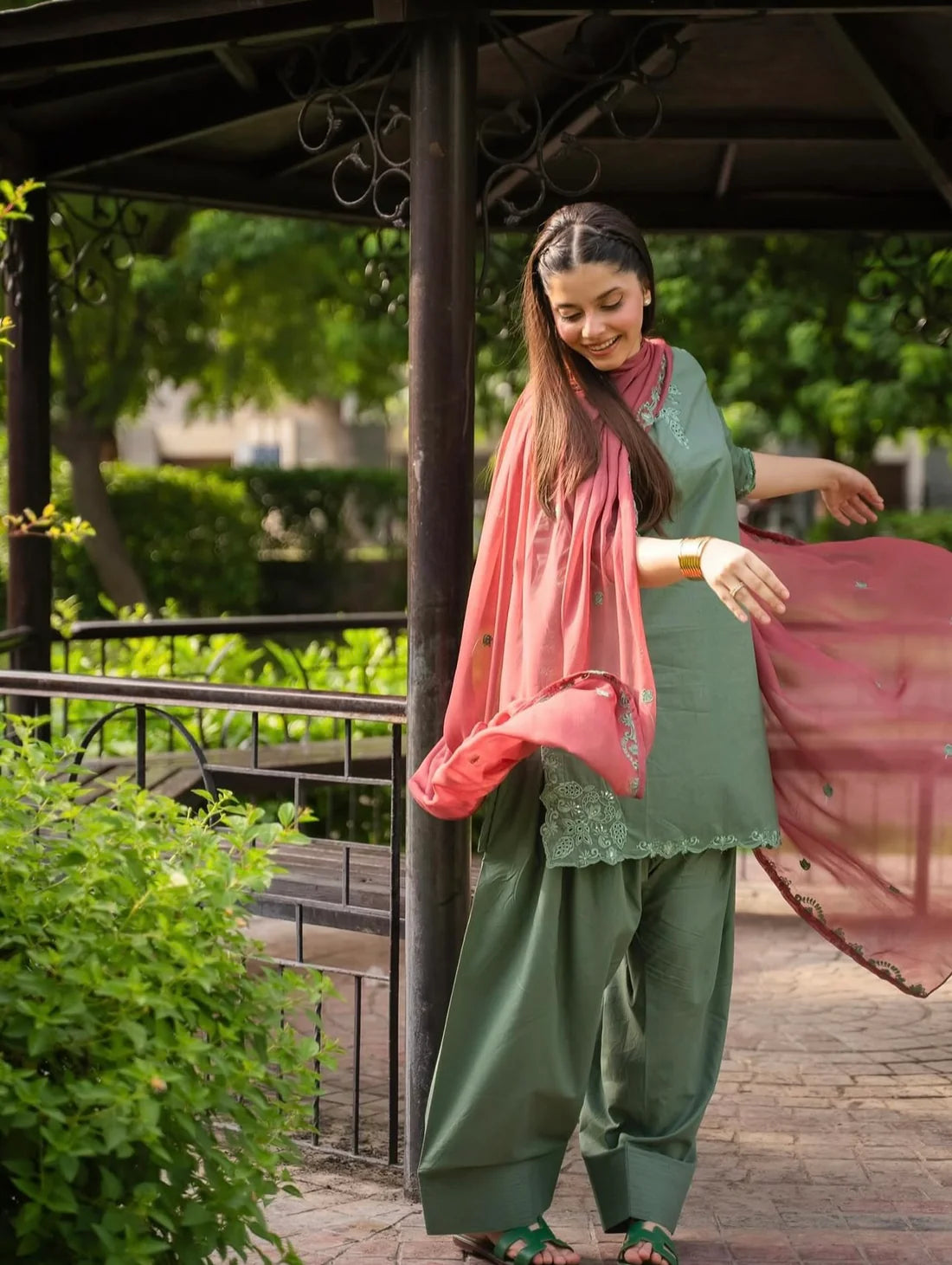 Zunaira Premium 3PC – Elegant Lawn Ready-to-Wear Suit ✨