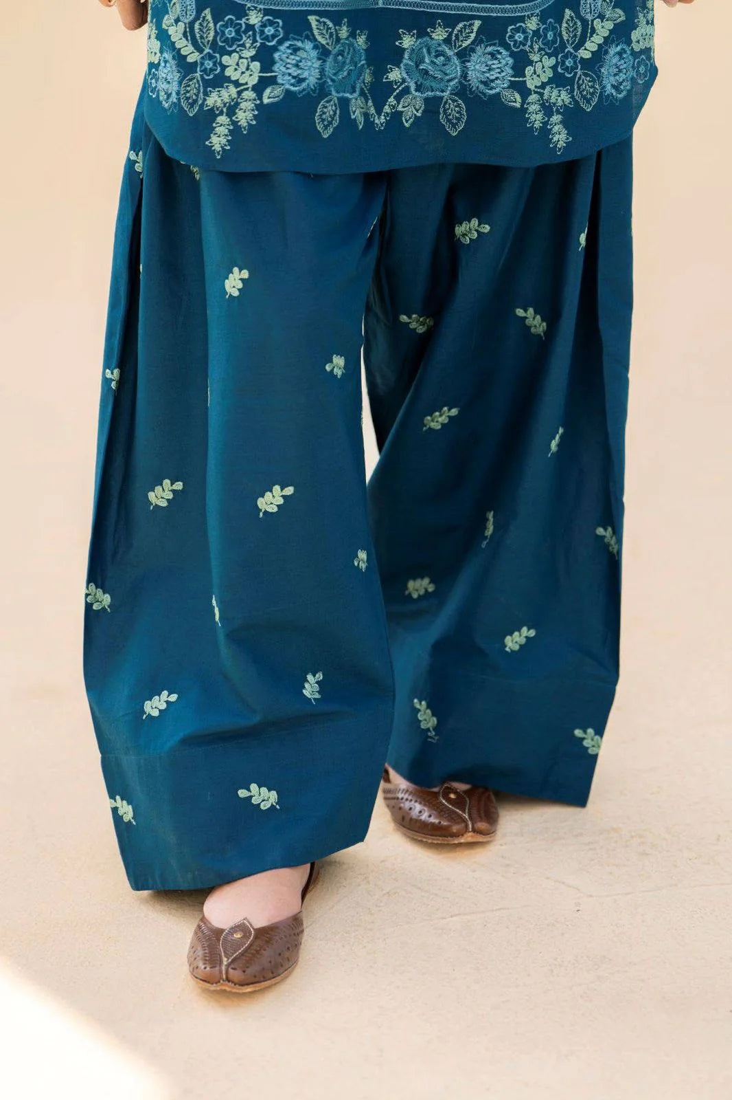 Samra Premium 3PC – Elegant Lawn Ready-to-Wear Suit ✨